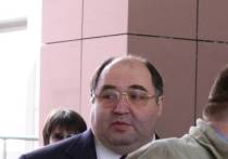 Предпринимателя Бориса Шпигеля на носилках вынесли из Басманного суда и погрузили в карету "Скорой помощи"