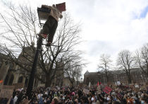 Мирная протестная акция в английском Бристоле против нового закона о расширении полномочий полицейских на митингах в Великобритании переросла в жесткий конфликт