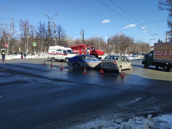 Двое детей пострадали в столкновении Мазды и Рено в Екатеринбурге