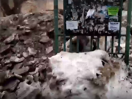 Красноярка пожаловалась на заваленный снегом двор после уборки соседнего сквера
