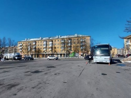 На псковском вокзале пенсионер попал под колеса автобуса