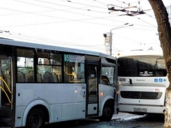 В Ростове на Западном маршрутка столкнулась с автобусом