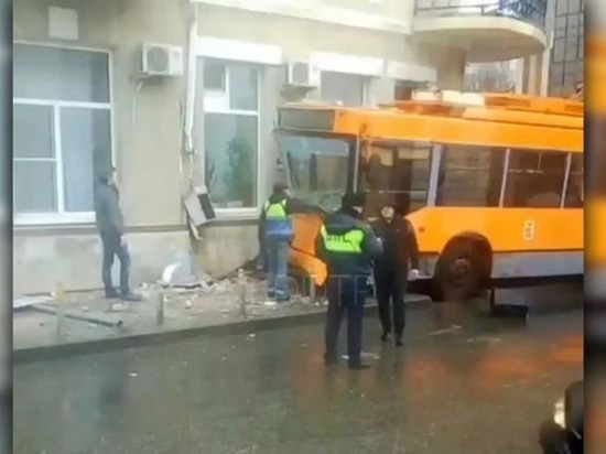 Ремонт троллейбуса, который протаранил стену дома в Краснодаре, может обойтись в 200 тысяч рублей
