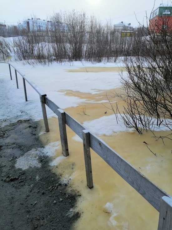 Подозрительная желтая вода залила улицу в Аксарке