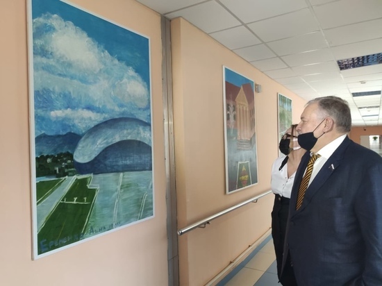 Константин Затулин передал 11 картин больнице №8 в Красной Поляне
