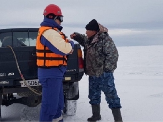 Рыбак на Колыме выехал на лёд Охотского моря во время тайфуна