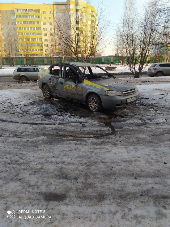 Такси подожгли ночью в Пскове на улице Кузбасской Дивизии