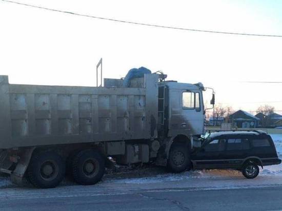 В Якутске при столкновении самосвала с легковой машиной пострадали два человека