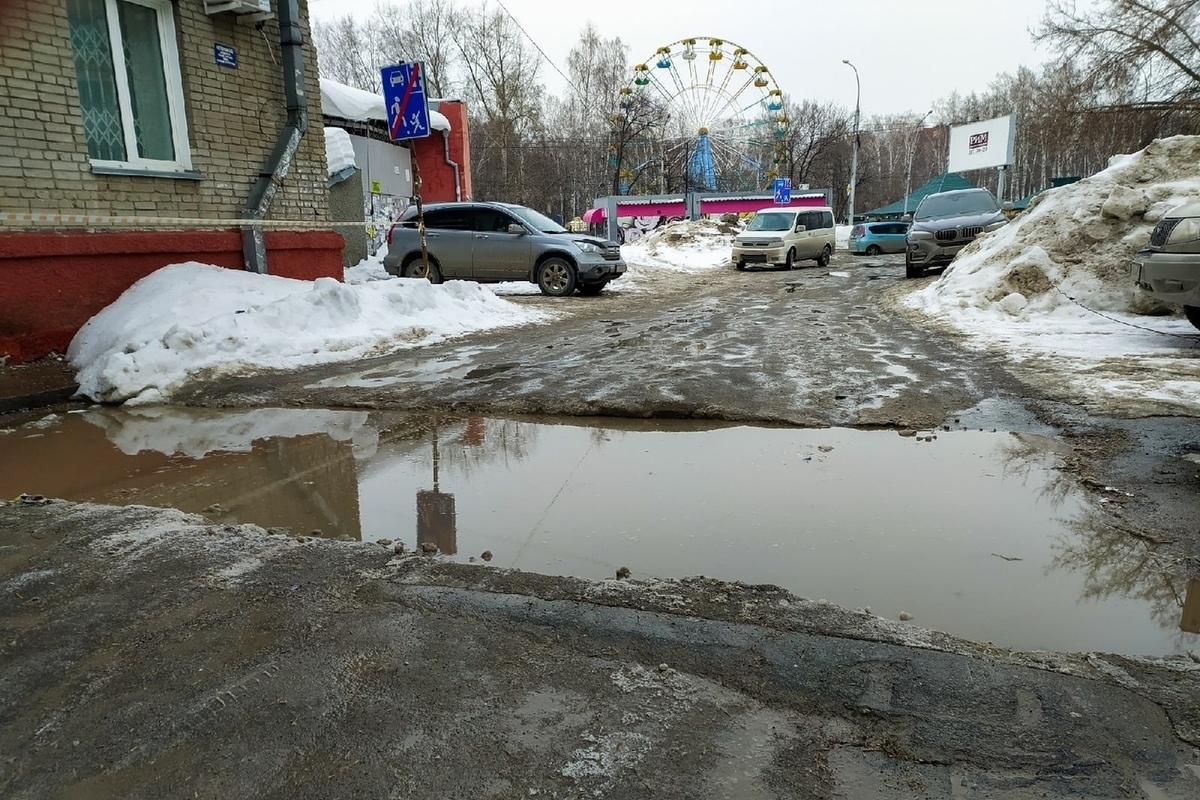 Погода грязи на 10 дней. Новосибирск весной грязь. Новосибирск грязь на улицах. Грязные улицы Новосибирска. Грязные сугробы Новосибирска.