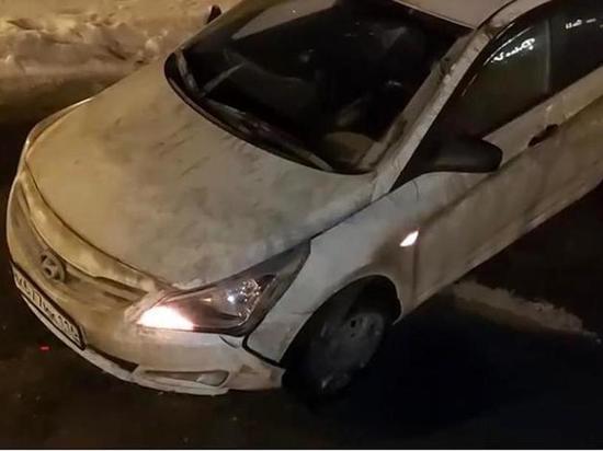 В Казани автомобиль провалился в яму на дороге