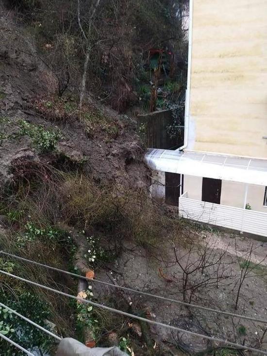 Оползень обрушился на жилой дом в Сочи
