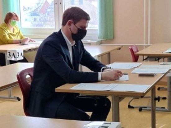Антон Колодин сдает ЕГЭ по русскому языку в Тарко-Сале