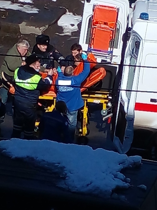Попавшего под колеса автомобиля псковича отвезли в больницу