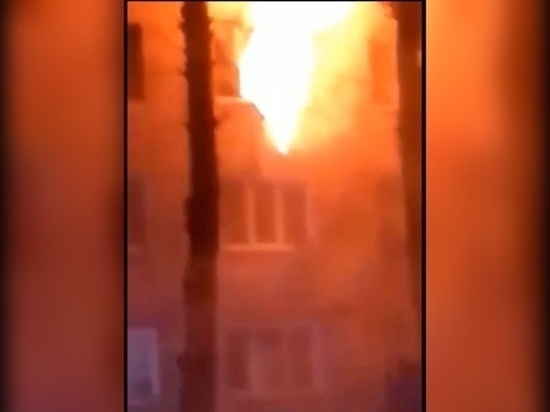 В Ростове на 2-й Краснодарской загорелось общежитие