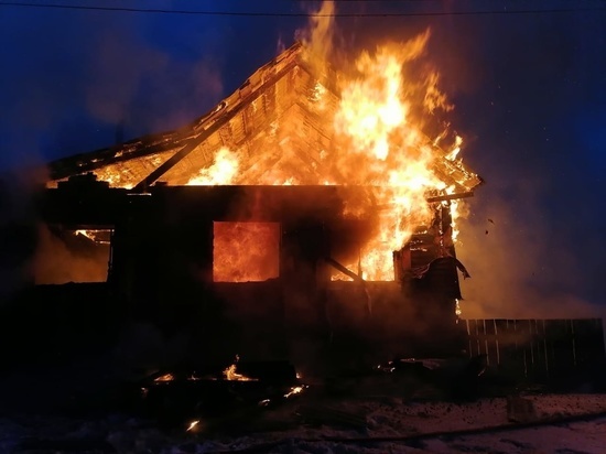 На Южном Урале загорелся гараж, затем пламя перекинулось на частный дом