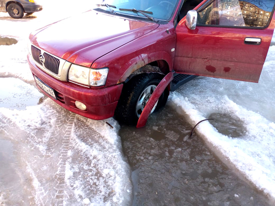 Водитель подаст в суд на администрацию Новомичуринска после повреждения машины в яме