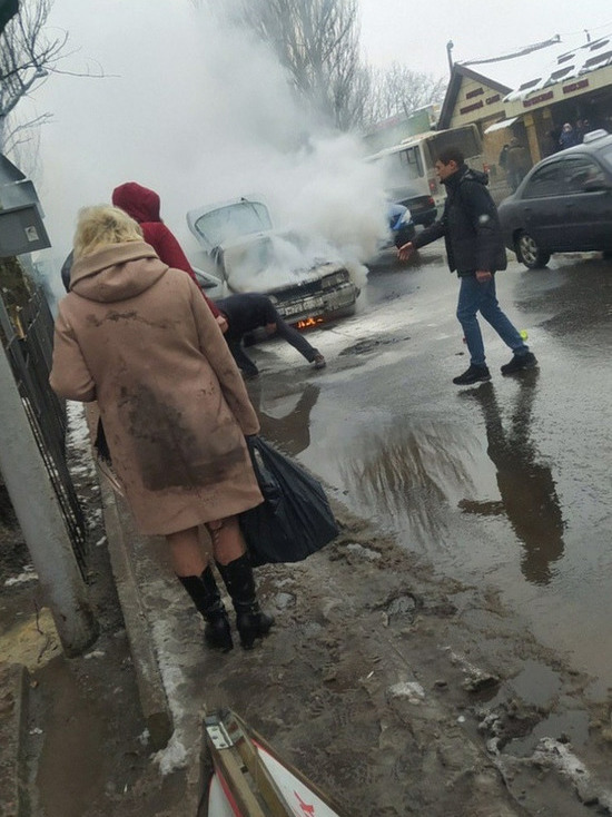 Около рынка в Донецке загорелся автомобиль