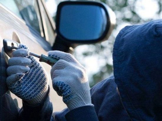 В Омске на Левом берегу орудовал вор, тащивщий технику из автомашин