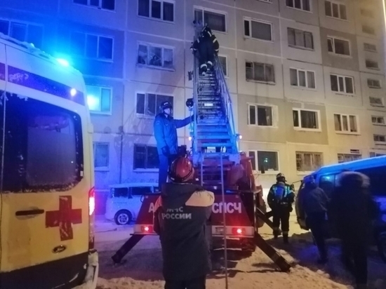 12 человек спасли пожарные из горящего дома в Магадане