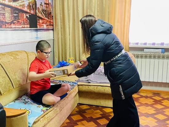 Депутат Заксобрания ЯНАО подарила мальчику-инвалиду ноутбук для учебы