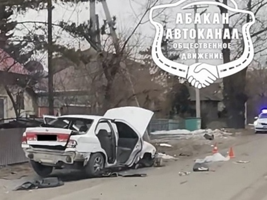 В Хакасии иномарка влетела в столб, пострадали два человека