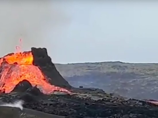 Сфотографировано северное сияние на фоне извергающегося вулкана в Исландии