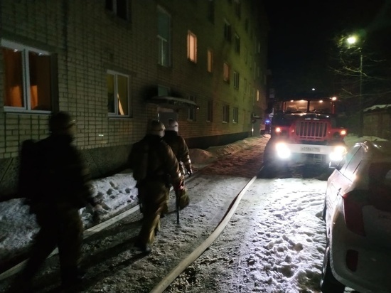 В Екатеринбурге 20 человек эвакуировались из горящего общежития