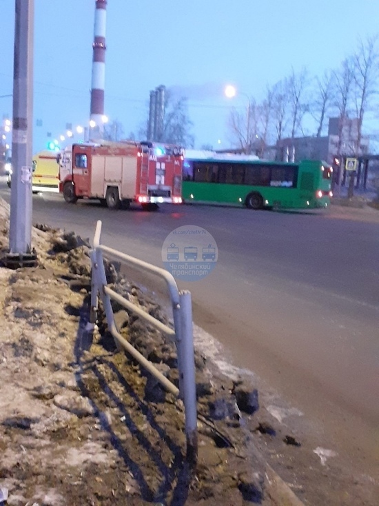 В Челябинске автобус столкнулся с легковушкой, есть пострадавшие
