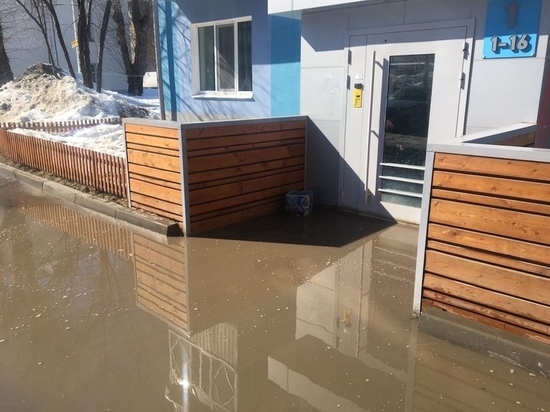 В Казани жители дома пожаловались на потоп у входа в подъезд