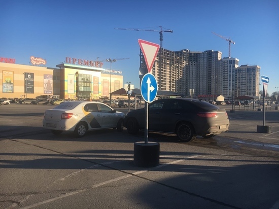 На полупустой парковке «Премьера» столкнулись такси и Mercedes