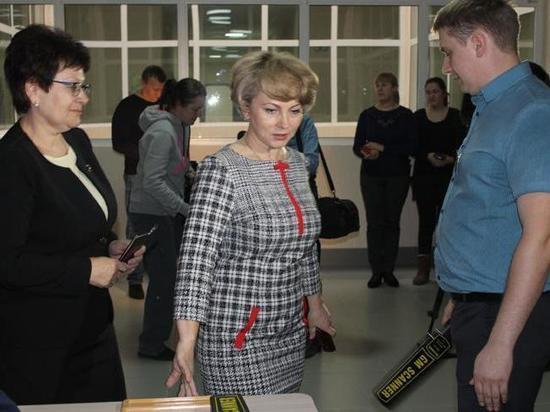 Глава Минобрнауки Хакасии вместе с родителями сдаст ЕГЭ по русскому языку