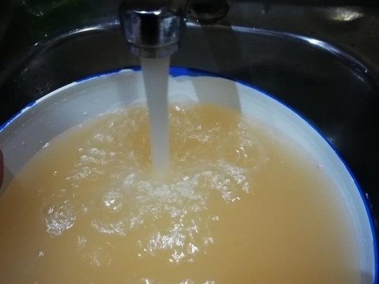 Житель Рязани пожаловался на желтую воду из крана