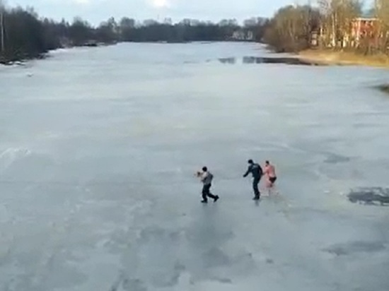 В Тверской области мужчина, спасая собаку из реки, сам провалился под лёд