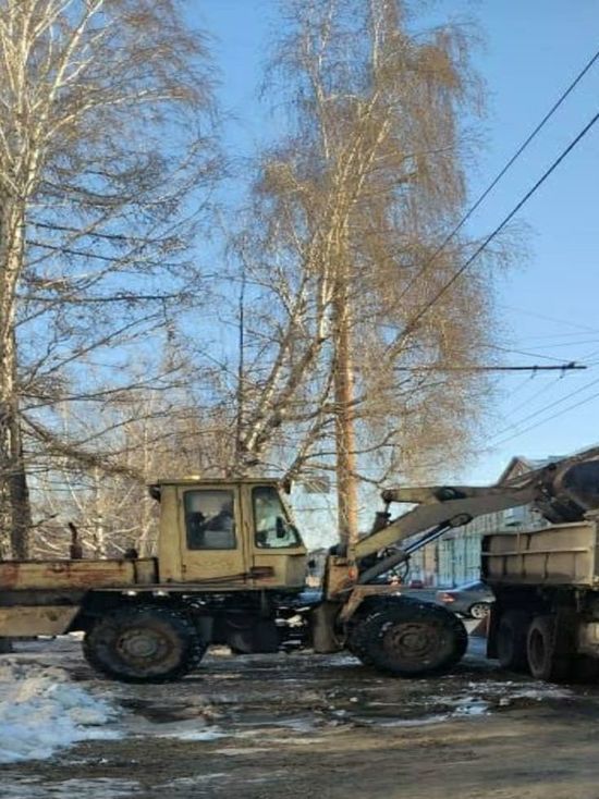 В Челябинске для уборки снега с улиц города вышли более 200 снегоуборочных машин