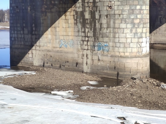 В Твери снова сильно обмелела Волга: до опор моста можно дойти пешком