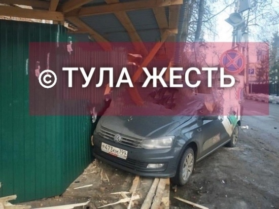 В Туле на улице Льва Толстого машина каршеринга врезалась в забор