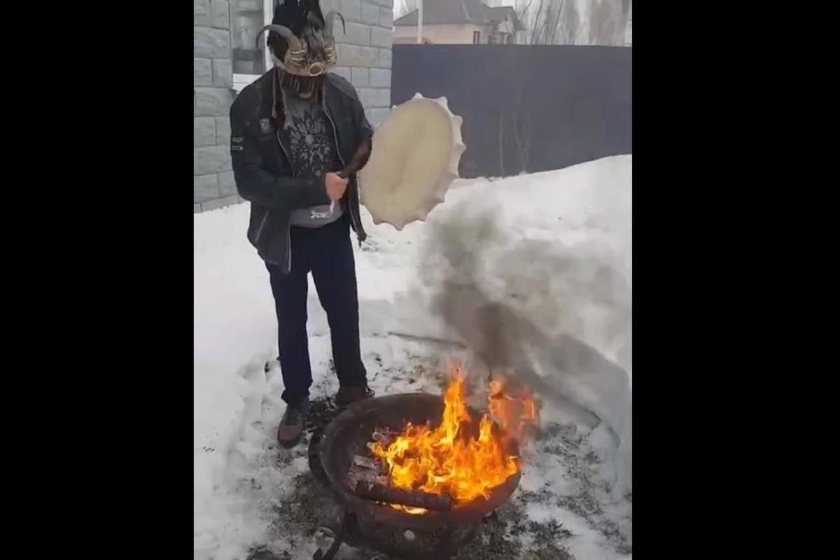 Парень с бубном на заднем плане