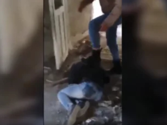 В Приморье школьницы жестоко избили стоящую на коленях сверстницу