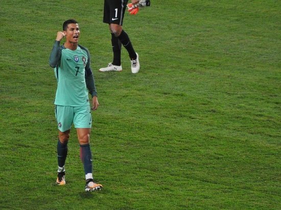 Роналду выкинул капитанскую повязку после матча с Сербией