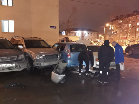 Безумный водитель влетел во двор на Сахалине и разбил семь машин