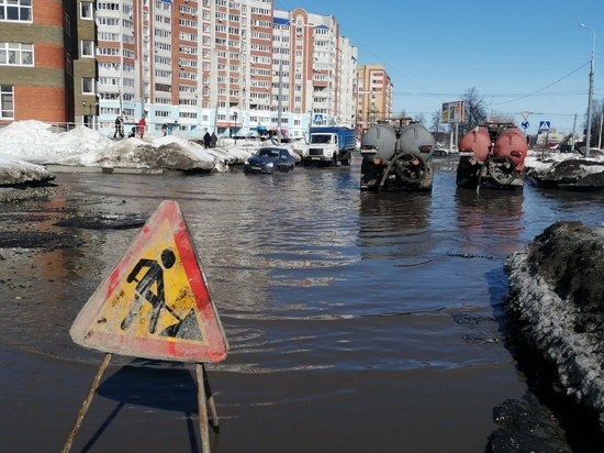 На улице Ползунова в Йошкар-Оле откачали воду из лужи