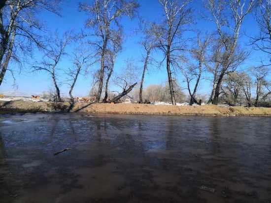 Река Бея подтопила поселок в Хакасии