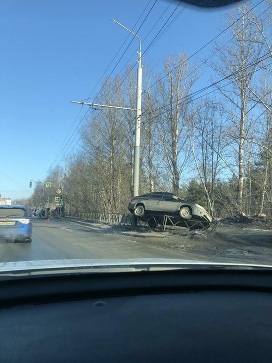 В Ярославле автомобиль повис на заборе