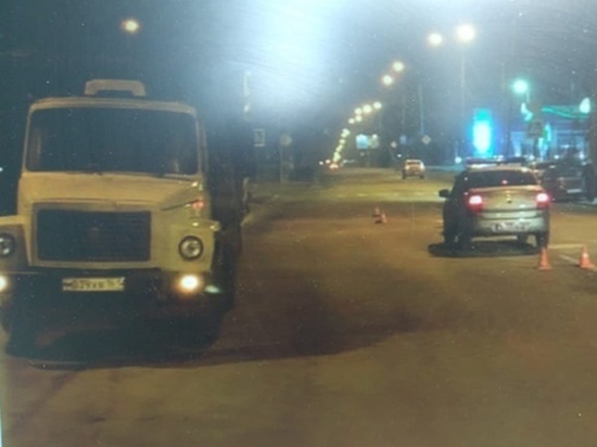 В Ростове водитель грузовика насмерть сбил 40-летнего мужчину