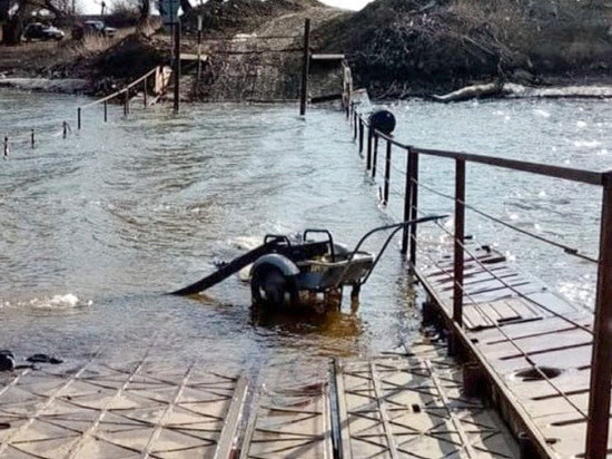 В Астраханский области ещë один понтон пошëл ко дну