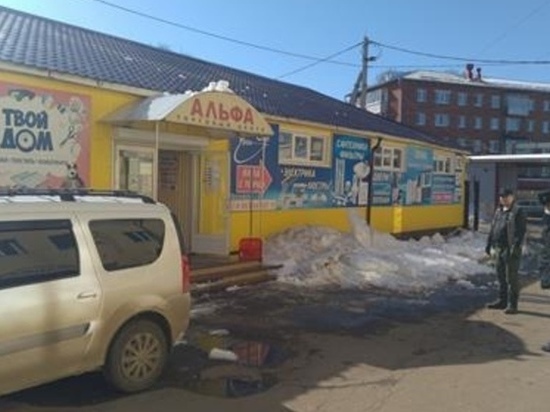 На женщину с ребенком в Воткинске с крыши рухнул снег со льдом