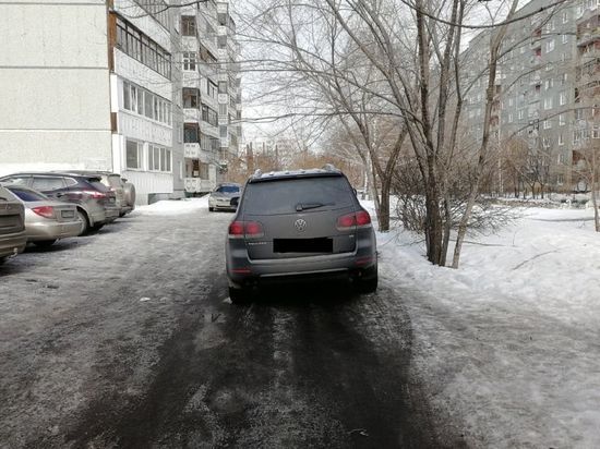 Омич пожаловался в соцсети на нелегальную парковку на Левом берегу