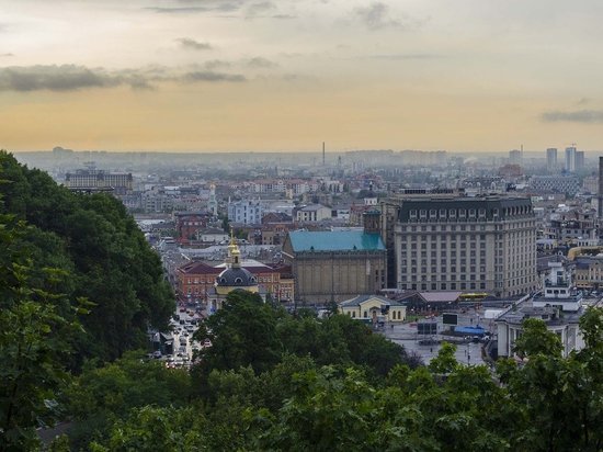 Экс-премьер Украины заявил о "беспрецедентном уровне" бедности в стране