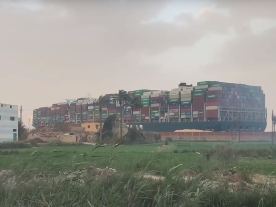 Россия готова помочь Египту снять с мели контейнеровоз в Суэцком канале