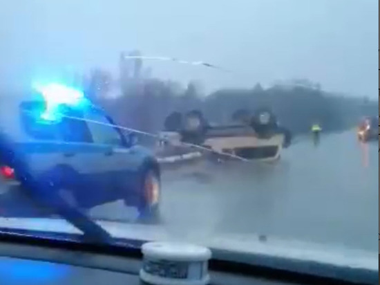 На Сахалине на скользкой трассе перевернулись сразу два автомобиля